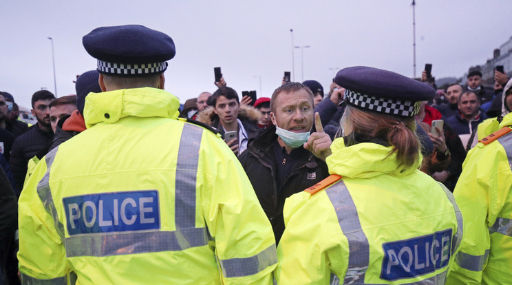 Kamionsofőrök dulakodnak rendőrökkel a doveri kikötő bejáratánál, miután negatív koronavírus-gyorstesztekhez kötve indulhat újra a teherforgalom Nagy-Britannia és Franciaország között. / Fotó: MTI/AP/PA/Steve Parsons