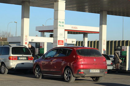 Zakazu handlu na stacjach paliw nie będzie. "To plotka"