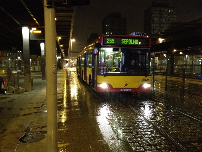 Nocny autobus 255 na Rondzie Reagana we Wrocławiu