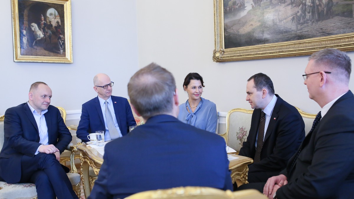 Szef gabinetu prezydenta Adam Kwiatkowski jutro i pojutrze będzie przebywał na Ukrainie; mieszkającym tam Polakom przekaże pomoce naukowe, żywność i ubrania. Będzie to piąty transport pomocy Polakom na Wschodzie organizowany przez Kancelarię Prezydenta.