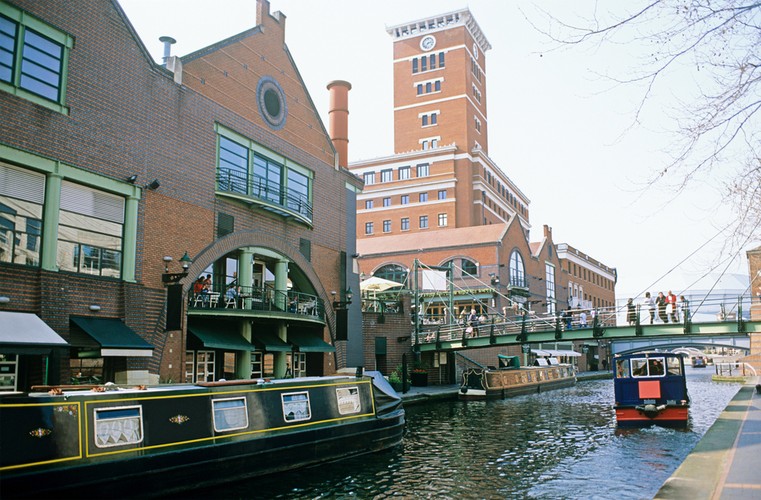 9. Birmingham – mało osób wie, że system kanałów w Birmingham jest bardziej rozbudowany, niż ten w najsłynniejszym mieście na wodzie – Wenecji. Turyści zwiedzający Birmigham powinny zwrócić uwagę m.in. na:  rzymskokatolicką katedrę, XVIII-wieczny młyn (Sarehole Mill), chińską dzielnicę, dzielnicę jubilerów, muzem J.R.R. Tolkiena, oraz muzeum czekolady.