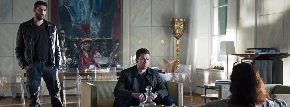 <strong>Zabójcy bażantów</strong>
<br></br>
Detektywi z Departamentu Q – zajmującego się nierozwiązanymi i przeterminowanymi sprawami – próbują rozwikłać makabryczną zbrodnię sprzed lat. Choć rzekomy zabójca od prawie dwóch dekad siedzi za kratkami, na policję zgłasza się świadek, który rzuca nowe światło na dawno zamkniętą sprawę. Podejrzani – byli uczniowie prestiżowej szkoły z internatem – aktualnie należą do elity duńskiego społeczeństwa. Detektyw Carl Mørck i jego asystent Assad muszą rozwikłać zagadkę i znaleźć sposób na pociągnięcie do odpowiedzialności prawdziwych morderców. Czy pomoże im w tym bezdomna Kimmie, niegdyś uczennica tej samej ekskluzywnej szkoły, która była zamieszana w tajemnicze wydarzenia sprzed lat?
<br></br>