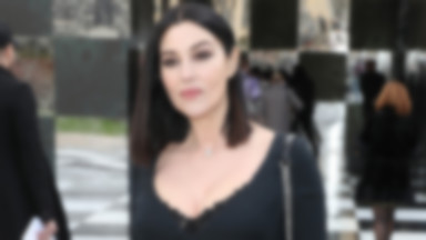 53-letnia Monica Bellucci zachwyciła na pokazie mody. Jaki jest jej sekret piękna i młodości?