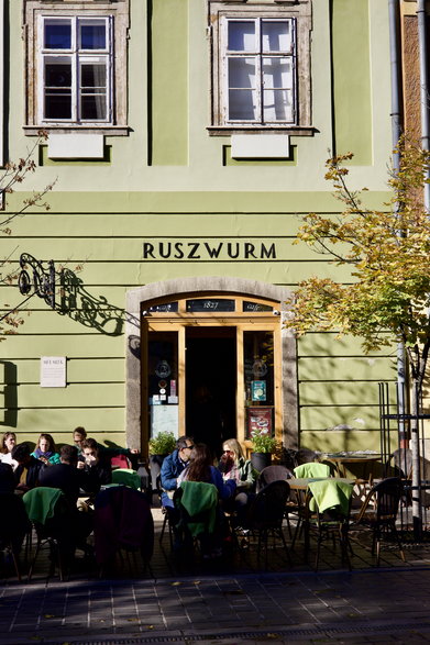 Niepozorne wejście do kawiarni Ruszwurm serwującej najlepsze kremówki – Ruszwurm kremes.