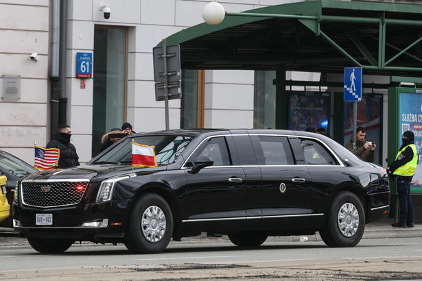 Wizyta prezydenta USA Joe Bidena. Cadillac One z prezydentem USA Joe Bidenem wyjeżdża z hotelu Marriott w Warszawie