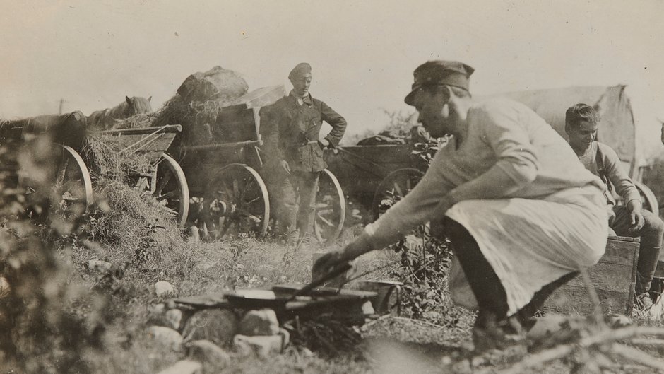 Przygotowanie posiłku w jednej z kolumn taborowych 1. Dywizji Piechoty Legionów. Wiosna–lato 1920