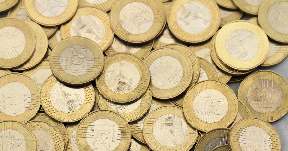 Újabb mélypontokat ért el a forint, 2022 óta nem volt ilyen