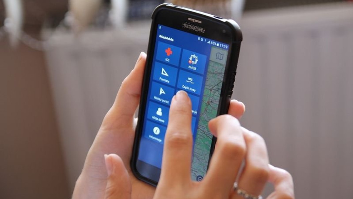 Krajowa Mapa Zagrożeń Bezpieczeństwa dostępna jest już na telefon. By z niej korzystać, wystarczy pobrać darmową aplikację Geoportal Mobile i znaleźć odpowiednią zakładkę. Świętokrzyska policja podkreśla, że KMZB to doskonała i coraz częstsza forma kontaktu z mieszkańcami.