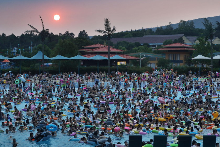 Narzekasz na tłumy na plażach? Spójrz na to, co działo się na basenie w Chinach