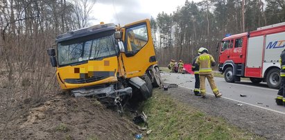 Makabryczny wypadek na prostej drodze pod Pabianicami. Jakby zderzył się z rozpędzonym czołgiem.