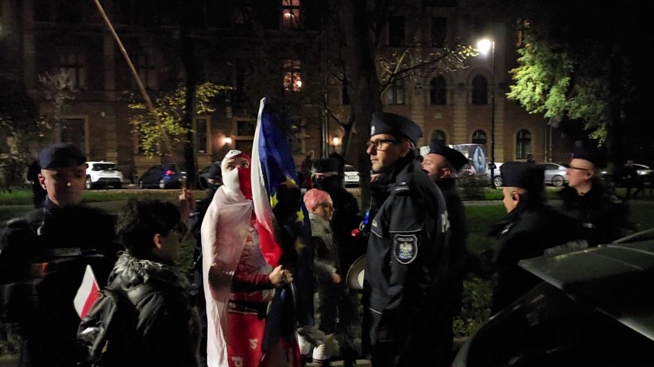 Moment zatrzymania protestujących na ul. Retoryka w Krakowie.