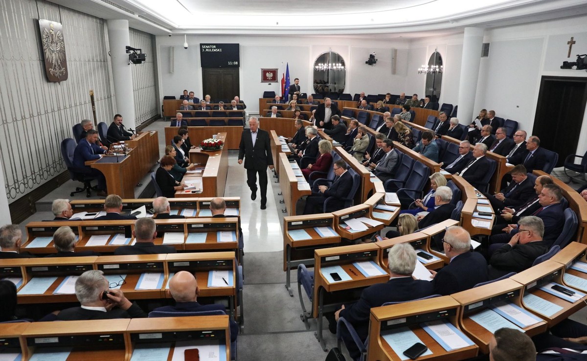 Powodów nie znamy. - Widocznie zostało coś znalezione co nie spodobało się prezesowi - mówi nam jeden z senatorów PIS, ale przyznaje,że nie wie o co chodzi i na klubie powód nie został podany.