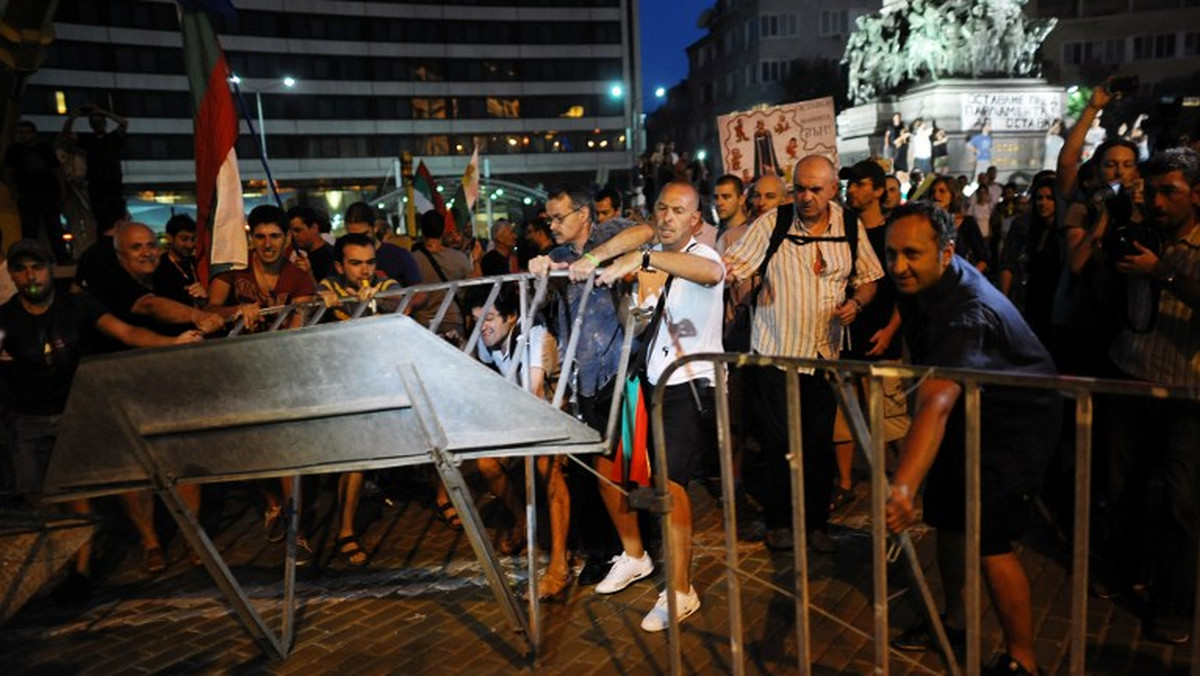 Antyrządowe protesty trwają w Bułgarii już cały miesiąc. Dzisiaj kilka tysięcy osób ponownie zebrało się w Sofii przed siedzibą rządu, by rozpocząć marsz, kończący się kilkugodzinną blokadą jednego z najważniejszych skrzyżowań w centrum stolicy.