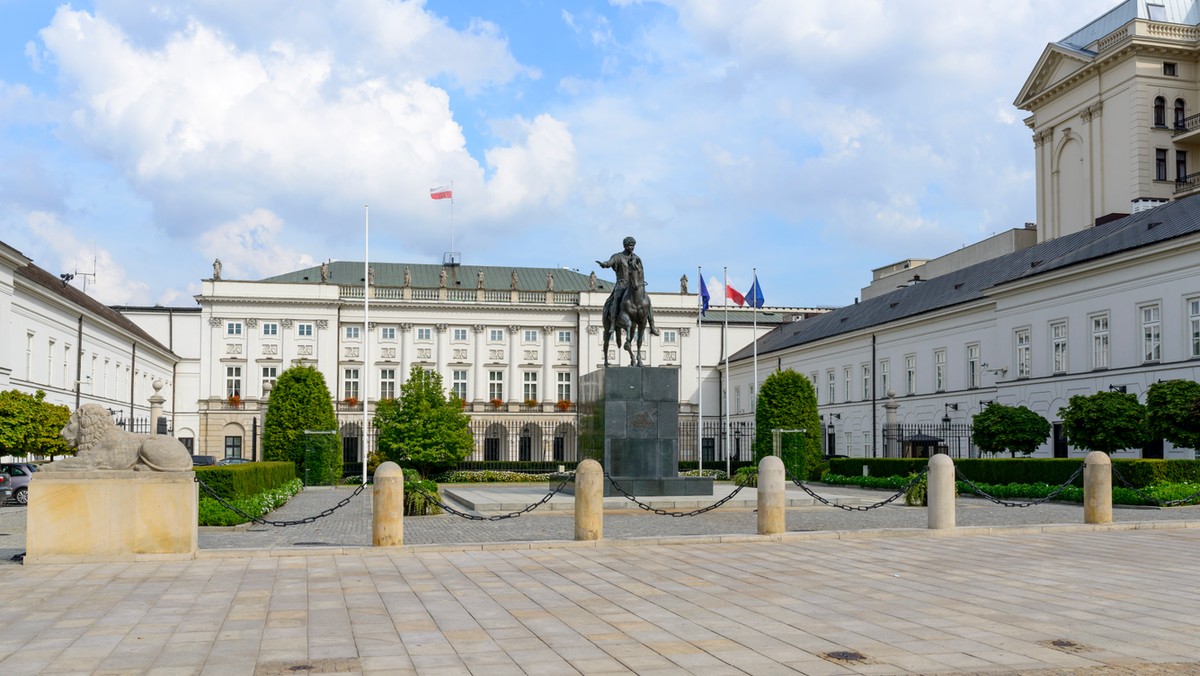 86. miesięcznica katastrofy smoleńskiej rozpoczęła się mszą o godz. 19.00 w Archikatedrze św. Jana Chrzciciela w Warszawie. Po nabożeństwie w intencji osób, które zginęły w katastrofie prezydenckiego samolotu marsz pamięci ruszył pod Pałac Prezydencki, gdzie przemówienie wygłosił prezes PiS Jarosław Kaczyński. Swoją obecność potwierdzili wcześniej również przedstawiciele Obywateli RP. Wczoraj przedstawiciele części rodzin smoleńskich zaapelowali do osób, które organizują kontrmanifestację o zachowanie powściągliwości. Doszło już do pierwszych prób zakłóceń przemarszu.