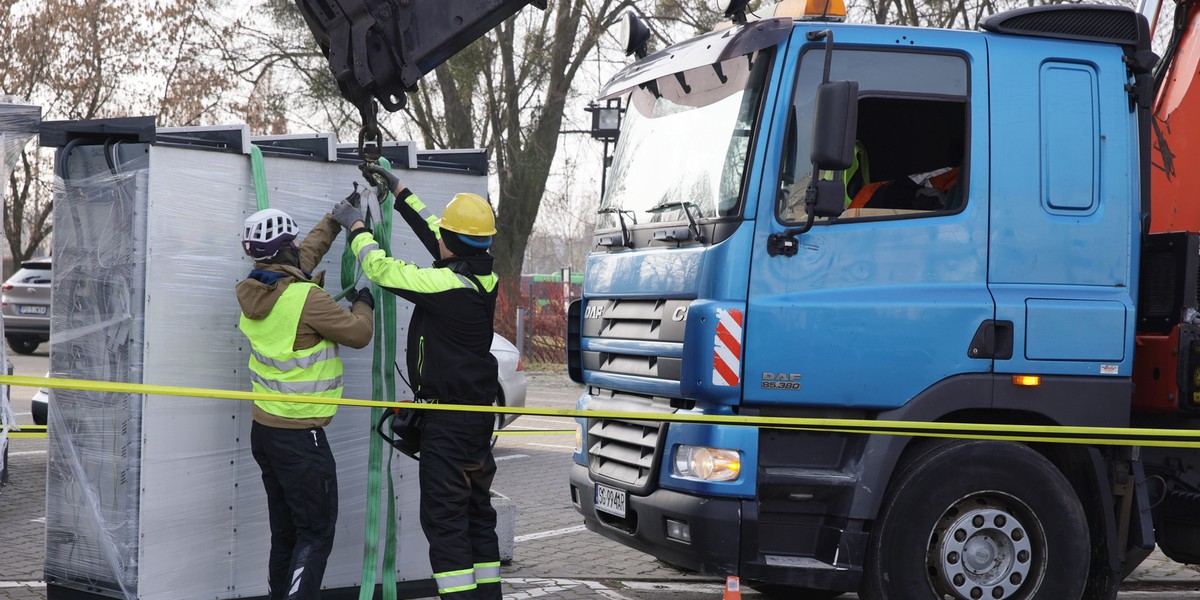 Demontaż jednego z paczkomatów w Poznaniu