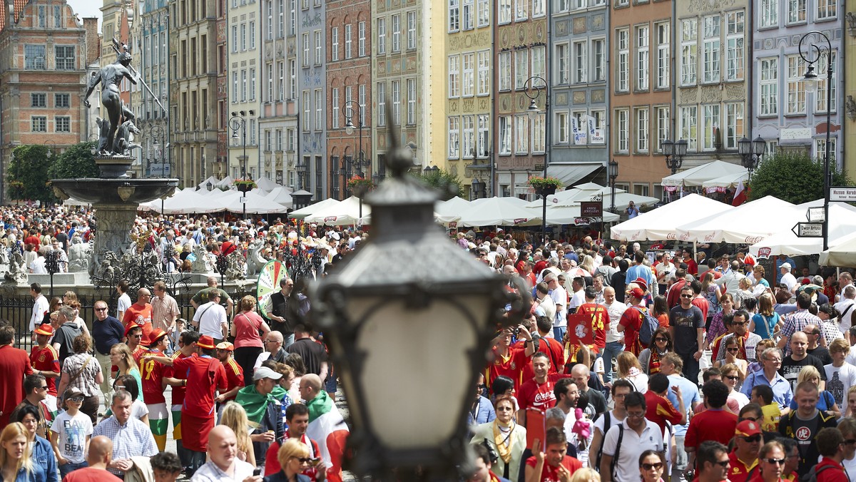 Z danych przekazanych przez służby prasowe, do wczesnego popołudnia w niedzielę do Gdańska przyjechało już około 11 tys. Hiszpanów i 5 tys. Włochów. Większość kibiców przyleciała samolotami, w tym specjalnie wyczarterowanymi na piłkarskie mistrzostwa Europy.