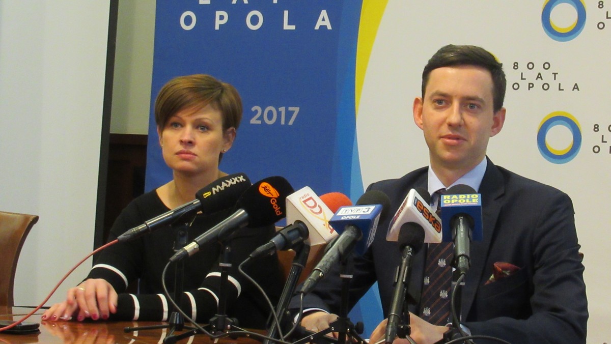 Przewodniczący Rady Miasta Marcin Ociepa podsumował dwa lata pracy. Wśród największych sukcesów wymienia starania o utworzenie kierunku lekarskiego na Uniwersytecie Opolskim, organizację Kongresu Samorządowego czy reformę rad dzielnic. - Kiedy ubiegamy się o mandat, zawsze wiele obiecujemy, składamy wiele zobowiązań, ale uważam, że należy poczuwać się do przedstawienia sprawozdania ze swojej pracy – mówi.