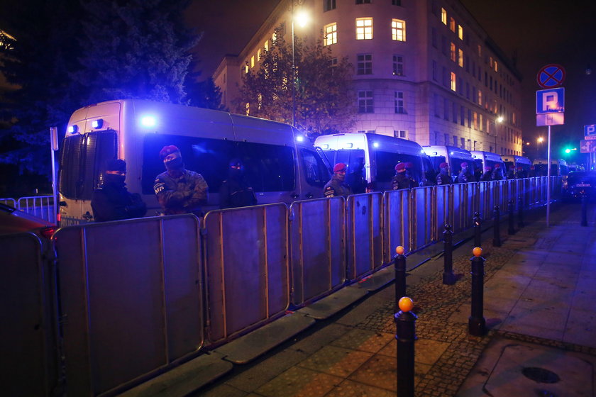 Trwa protest kobiet w Warszawie. Zablokują Sejm? Olbrzymie siły policji