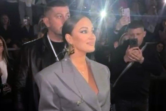 ALEKSANDRA PRIJOVIĆ U BRUTALNOM MINIĆU Pet meseci nakon porođaja izgleda kao pre trudnoće: Zalizana kosa i kožne čizme preko kolena (Video)