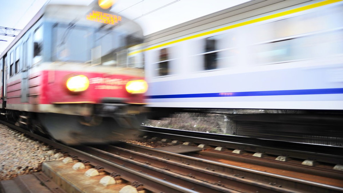 Maszynista pociągu PKP Intercity, jadącego do Suwałk, zostawił pasażerów na stacji Tłuszcz i wysiadł z pociągu, bo skończył mu się czas pracy. PKP Intercity wyjaśnia sprawę - powiedziała rzeczniczka tej instytucji Agnieszka Serbeńska.