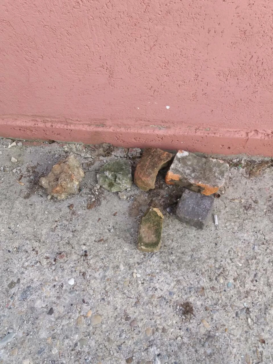 U dvorištu pronađeno i nekoliko kamenica