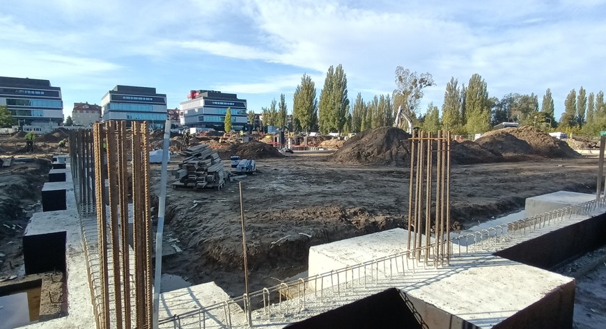 Przy ulicy Zwycięskiej wyłaniają się z ziemi pierwsze fundamenty zespołu szkolno-przedszkolnego za blisko 90 mln zł