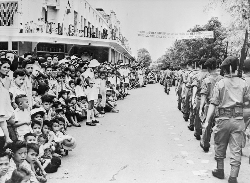 Wietnamczycy świętują rocznicę unii z Francją i innymi państwami Indochin, Hanoi, 2 czerwca 1954 r.