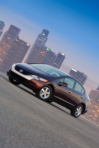 Samochód rozpędza się do 160 km/h