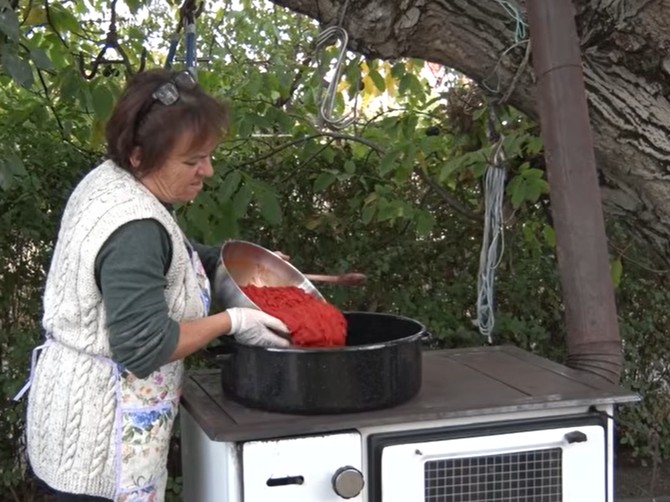 Verica u ajvar ne stavlja ni konzervans ni vinobran, sve pravi na starinski način