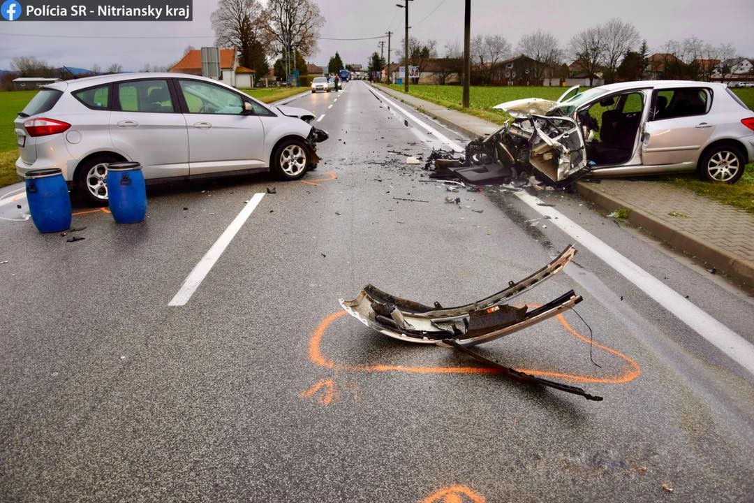 Päť ľudí sa zranilo pri dopravnej nehode, ktorá sa stala v utorok v obci Mýtna Nová Ves v okrese Topoľčany.