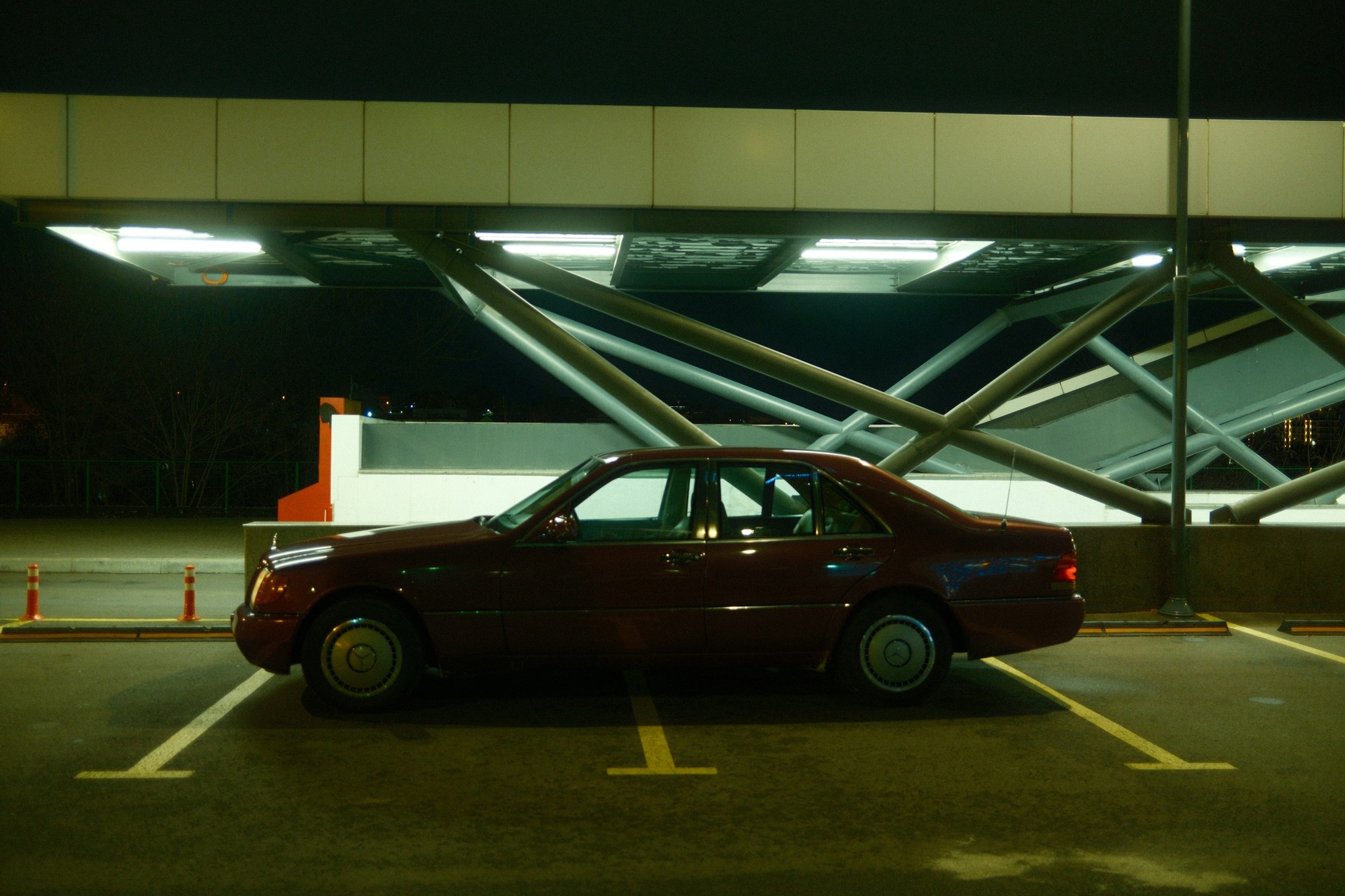 Parkovanie cez dve miesta.