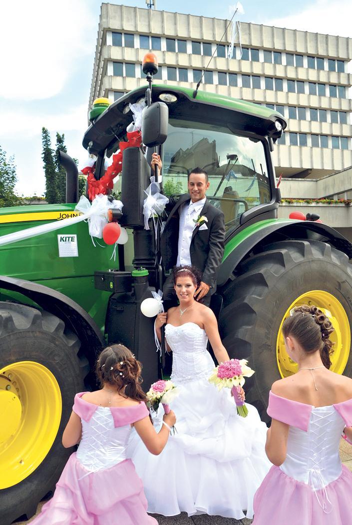 Traktoron ment esküvőre a menyasszony - Blikk
