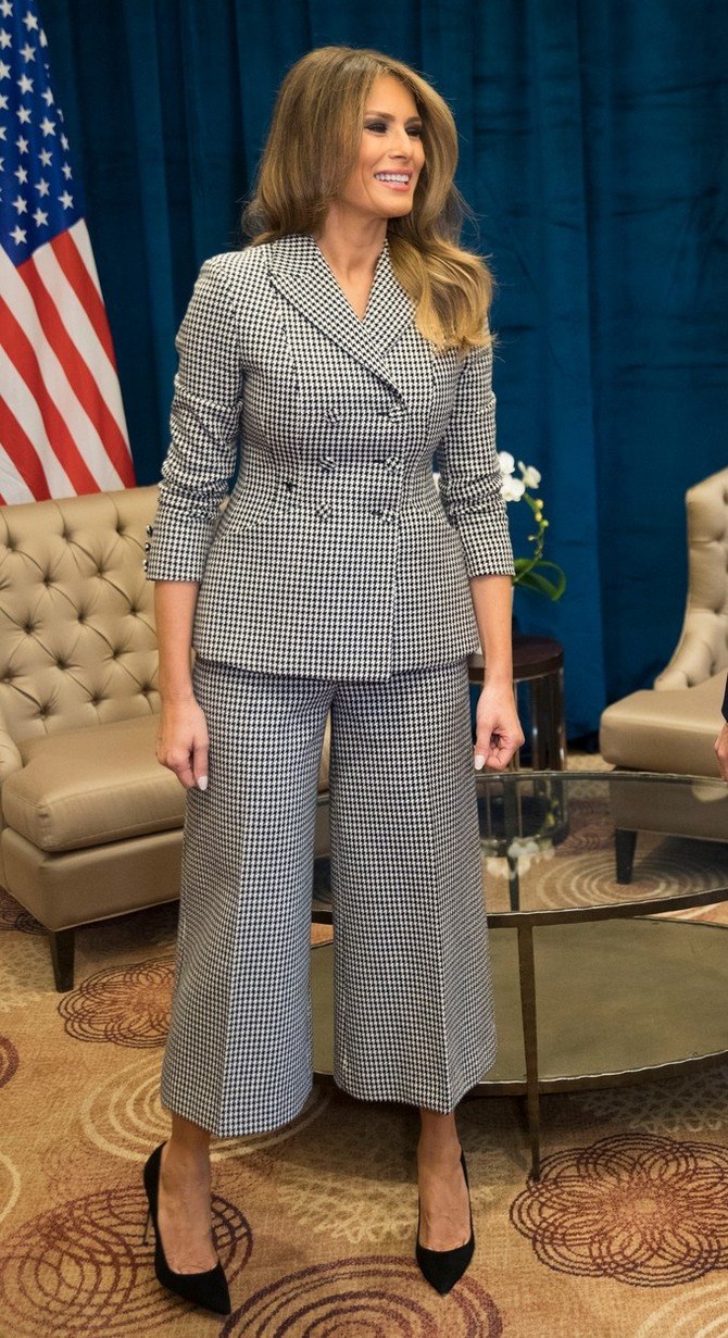 Melanija u elegantnom odelu