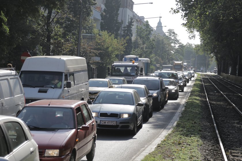 16-latek wpadł pod tramwaj na Hallera