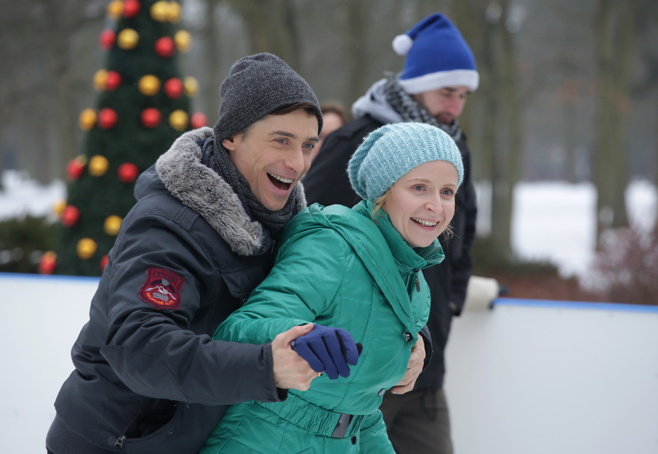 Kacper Kuszewski i Dominika Kluźniak na planie serialu "M jak miłość"