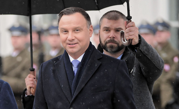 Nieustająco najbardziej ufamy Andrzejowi Dudzie. Nieoczekiwana zmiana w czołówce liderów nieufności. SONDAŻ