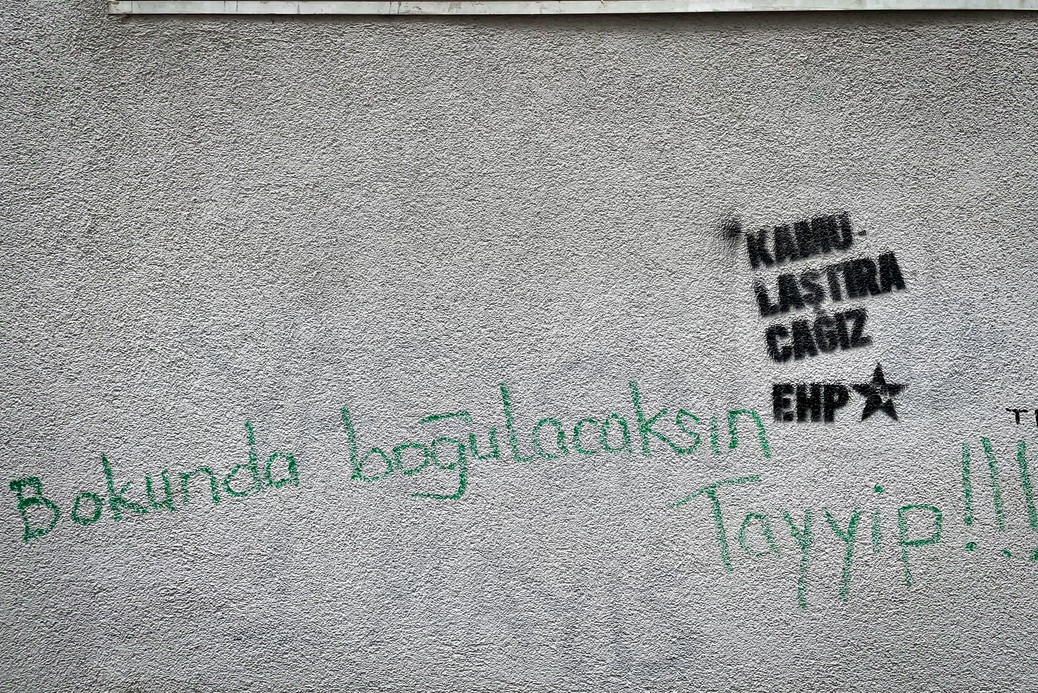 Utopisz się we własnym g***, Tayip!. Napis ma murze kamienicy w Kadıköy