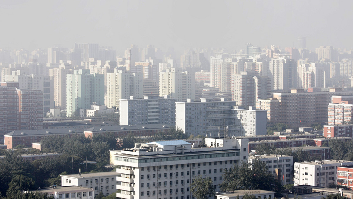 W nocy z wtorku na środę po kilku dniach przerwy nad chińską stolicę powrócił gęsty smog. Wskaźnik zanieczyszczenia powietrza znów osiągnął wartość zagrażającą zdrowiu. Niska widoczność spowodowała utrudnienia w komunikacji lotniczej.