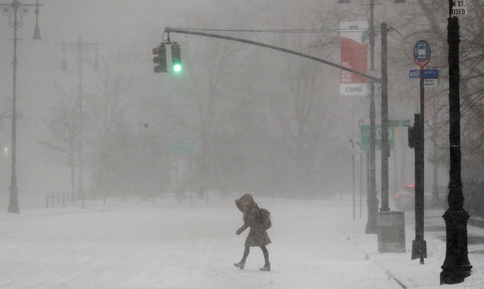 epa06416798_2 - epaselect USA NEW YORK WEATHER (Winter Storm in New York)