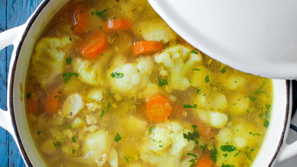 Trudno o bardziej pożywny i wartościowy posiłek w ciągu dnia, niż talerz gorącej zupy. Sprawdzi się na obiad i na kolację.