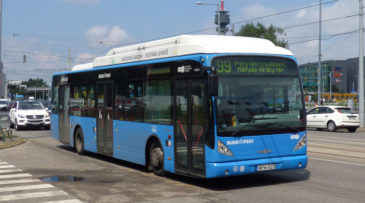 A 99-es busz utasai nem szabadultak ki, amíg meg nem jöttek a rendőrök