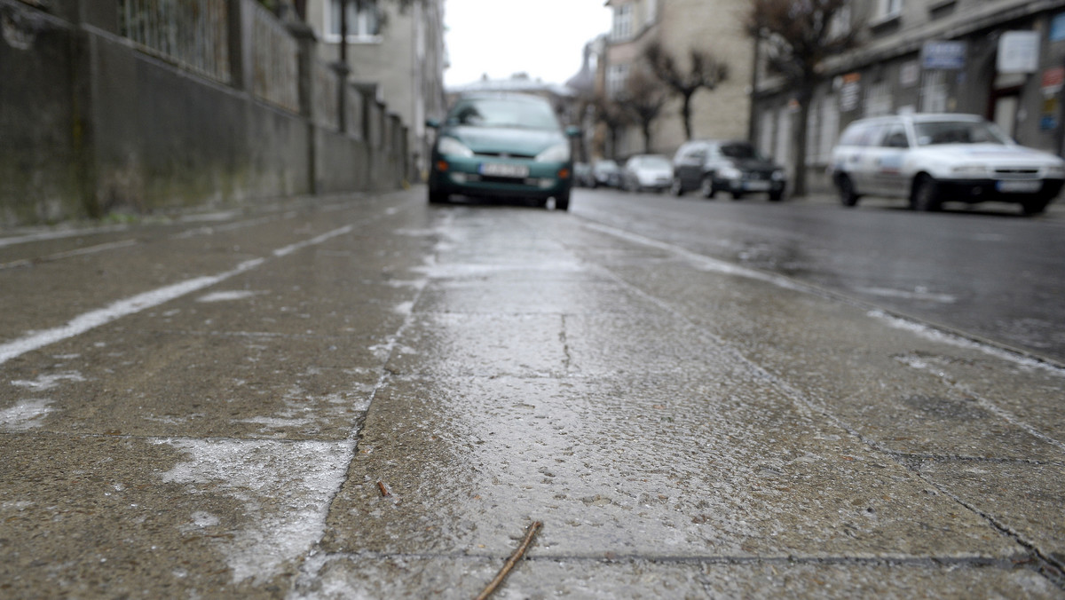 Oblodzenie sieci linii kolejowych i tramwajowych jest przyczyną najdotkliwszych utrudnień - opóźnień i odwołań pociągów - w woj. śląskim. We wtorek rano problemy miały m.in. pociągi na głównych liniach Częstochowa-Gliwice oraz Katowice-Zwardoń.