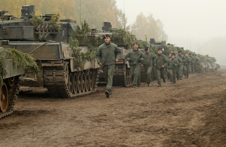 Polscy żołnierze z 34. Brygady Kwalerii Pancernej z Żagania i czołgi Leopard podczas manewrów Dragon-15