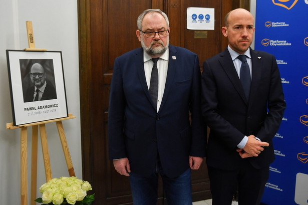 Przewodniczący KP KO Borys Budka (P) oraz poseł KO Piotr Adamowicz (L) podczas konferencji prasowej w Sejmie w Warszawie