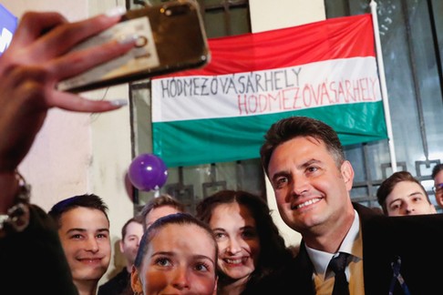 Péter Márki-Zay pozuje do selfie w sztabie wyborczym po prawyborach opozycji w Budapeszcie, 17 października 2021 r.