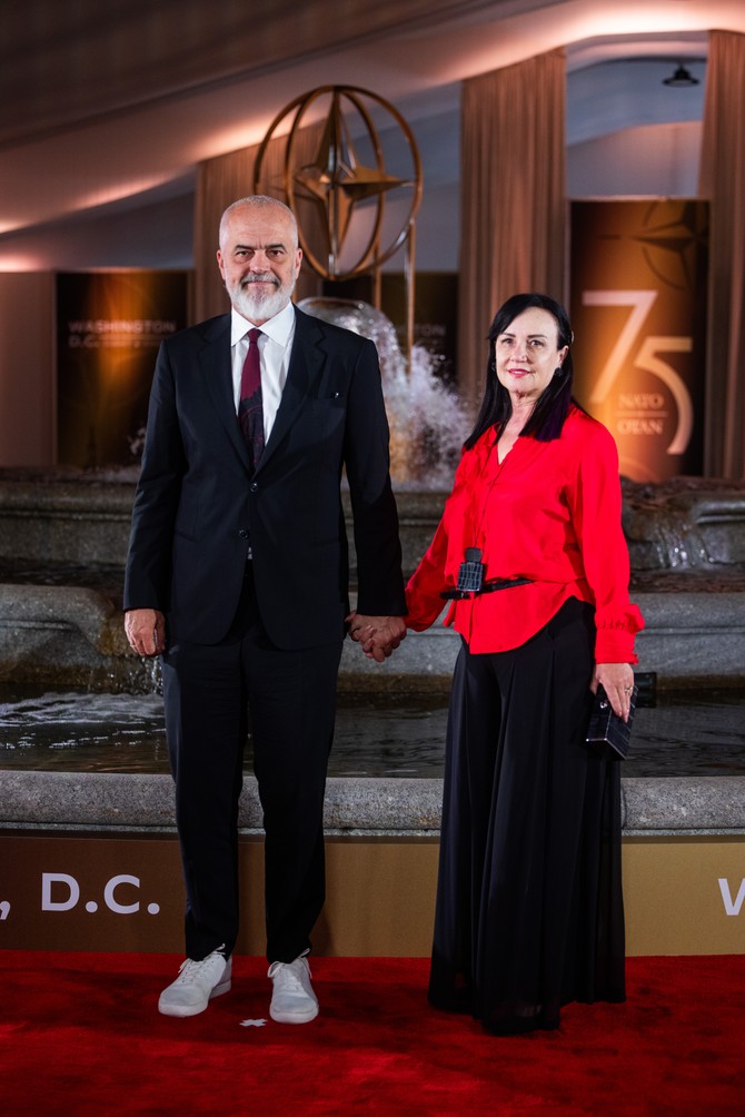 Edi Rama sa suprugom Lindom