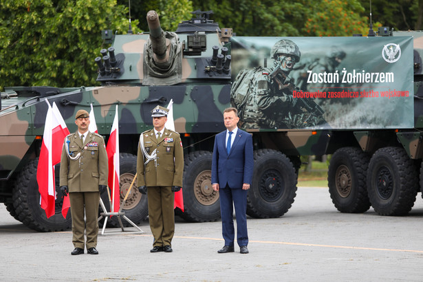 Chełm, 31.07.2021. Minister obrony narodowej Mariusz Błaszczak (P), gen. bryg. Artur Jakubczyk (C) oraz pułkownik Mirosław Bryś (L) podczas uroczystej przysięgi wojskowej żołnierzy dobrowolnej służby zasadniczej 19. dywizjonu artylerii samobieżnej, 31 bm. w Chełmie. (bw/ibor) PAP/Bartłomiej Wójtowicz