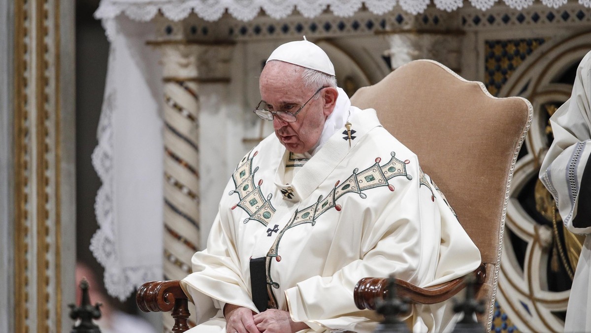 <strong>Papież Franciszek powiedział podczas mszy w bazylice św. Jana na Lateranie w Rzymie, że po to, "aby wstrząsnąć tępotą ludzi i nakłonić ich do dokonania radykalnych zmian, Bóg postanawia niekiedy działać w sposób stanowczy, żeby dokonać przełomu".</strong>