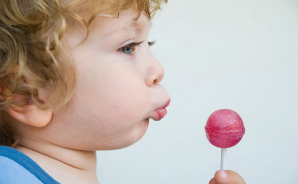 Co zrobić, kiedy dziecko je za dużo słodyczy? Dietetyk o zdrowych łakociach