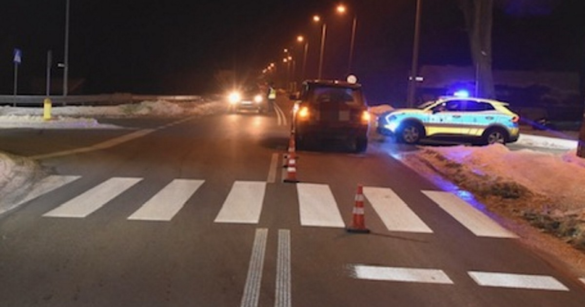 Luksusowym SUV-em wjechała w seniorkę na pasach. Dramat w Stróży